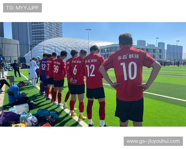 当足球的呐喊声回荡在绿茵场上每一次心跳都在为梦想燃烧