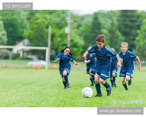 莆田五中校园足球比赛精彩上演 学生们激情挥洒绿茵场展现青春风采