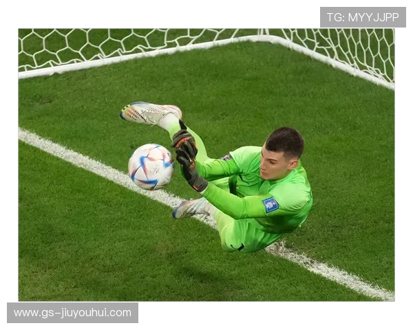 足球狗手套守门员的传奇故事：从零起步到成为顶级球员的奋斗历程